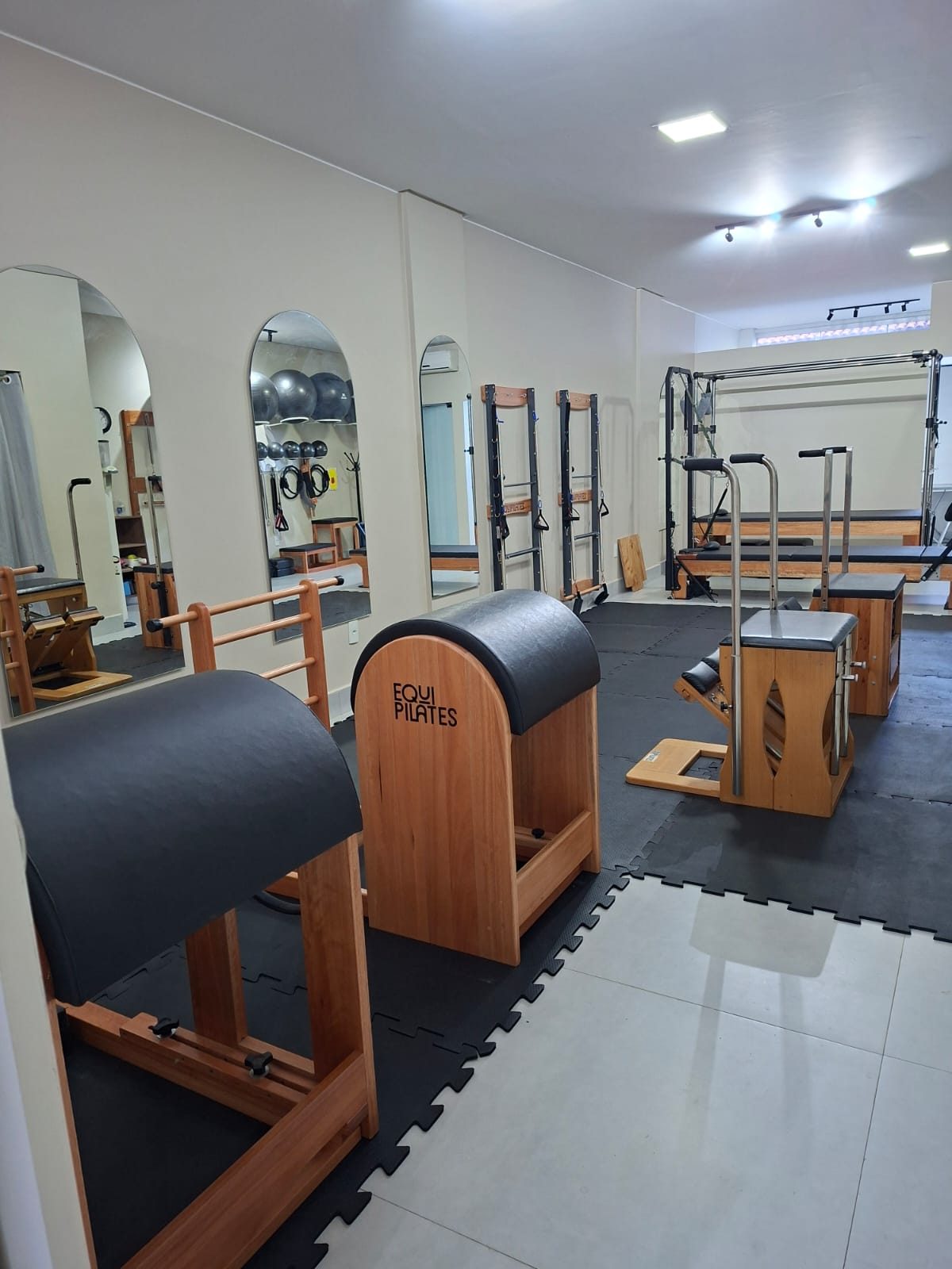 Reformer, Cadillac e aparelhos de Pilates na Domi Pilates