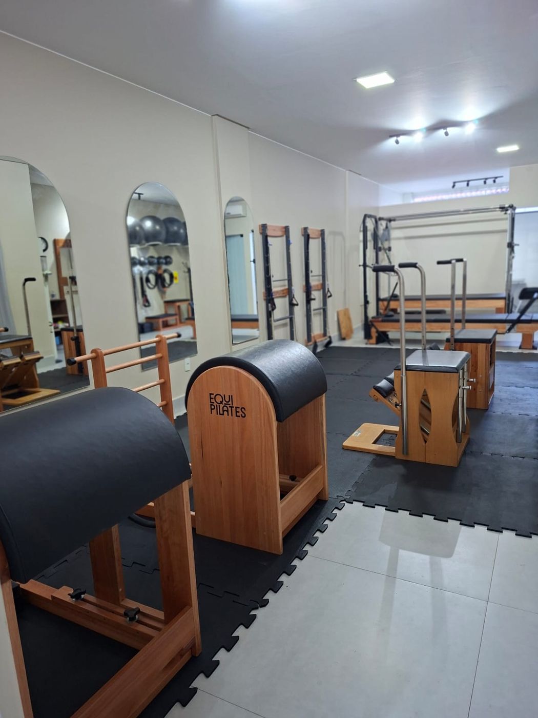 Reformers alinhados na sala de Pilates